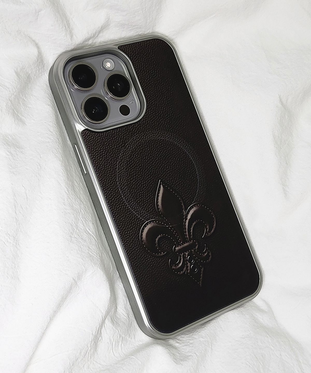 메모리즈바운더리(MEMORIESBOUNDARY) AETERNA Sacred Fleur de Lis Graphic Phone Case (Brown)(SV_Epoxy/MagSafe Glass)