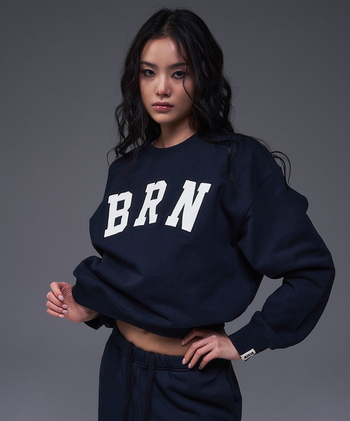 본투윈(BORN TO WIN) W BRN RELAX FIT SWEATSHIRTS [NAVY]