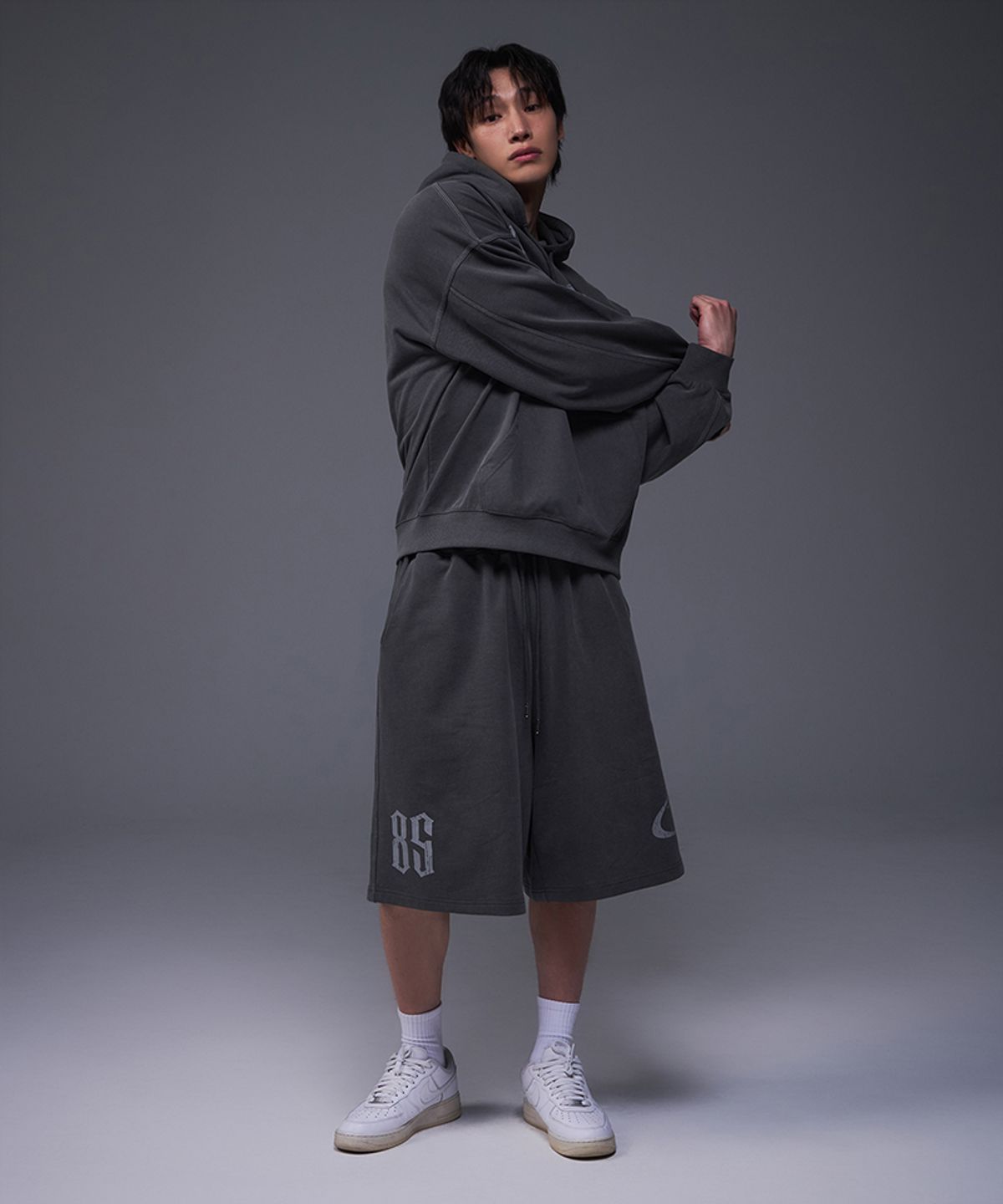 본투윈(BORN TO WIN) 85 PIGMENT BERMUDA PANTS [CHARCOAL]