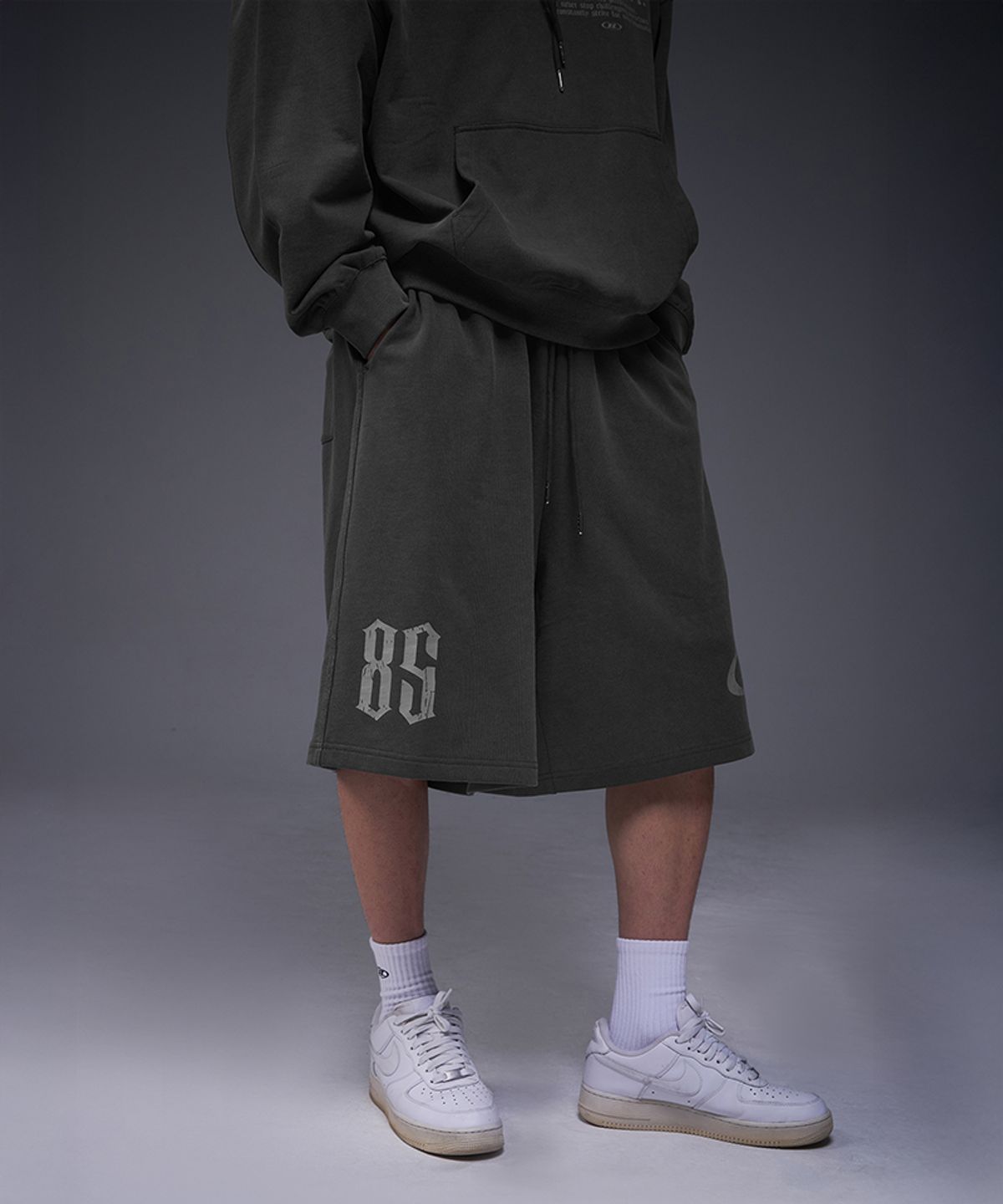 본투윈(BORN TO WIN) 85 PIGMENT BERMUDA PANTS [CHARCOAL]