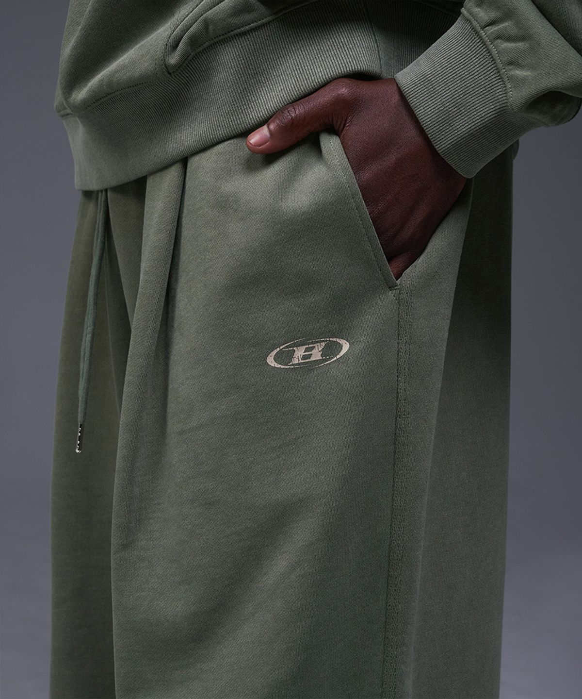 본투윈(BORN TO WIN) 85 PIGMENT ONE TUCK SEMI WIDE FIT PANTS [KHAKI]