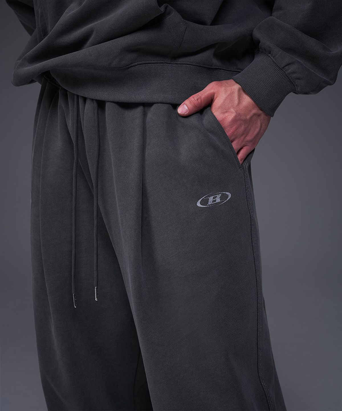 본투윈(BORN TO WIN) 85 PIGMENT ONE TUCK SEMI WIDE FIT PANTS [CHARCOAL]