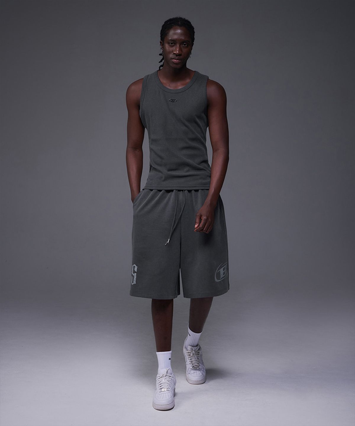 본투윈(BORN TO WIN) B PENDANT PIGMENT RIBBED SLEEVELESS [CHARCOAL]