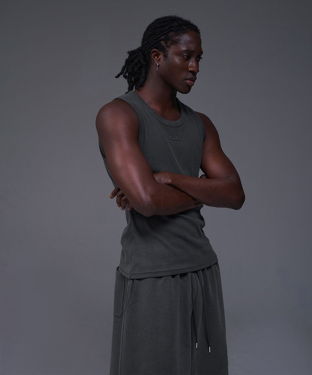 본투윈(BORN TO WIN) B PENDANT PIGMENT RIBBED SLEEVELESS [CHARCOAL]