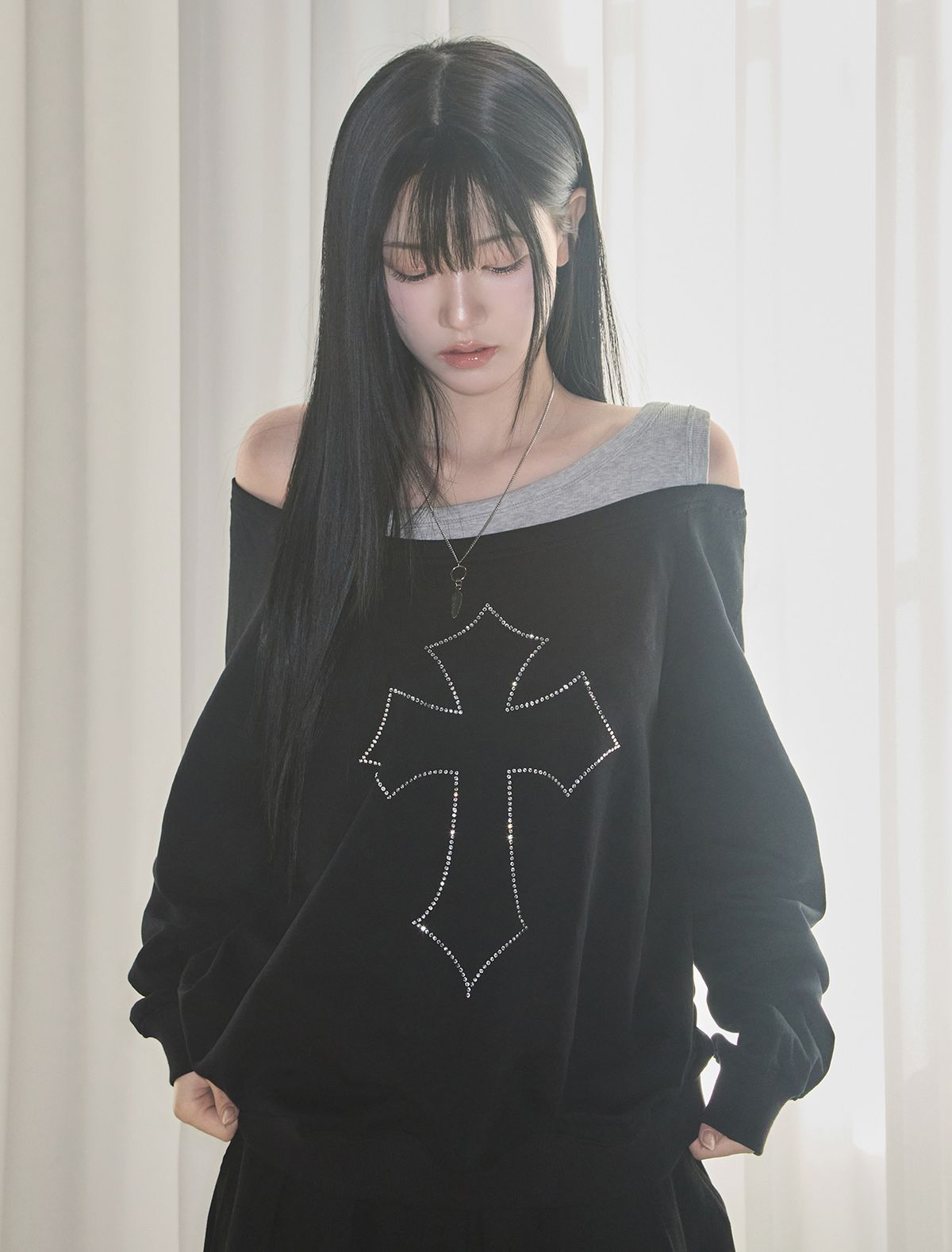 루프(LOOXP) 크로스 큐빅 원오프 오버핏 맨투맨 블랙