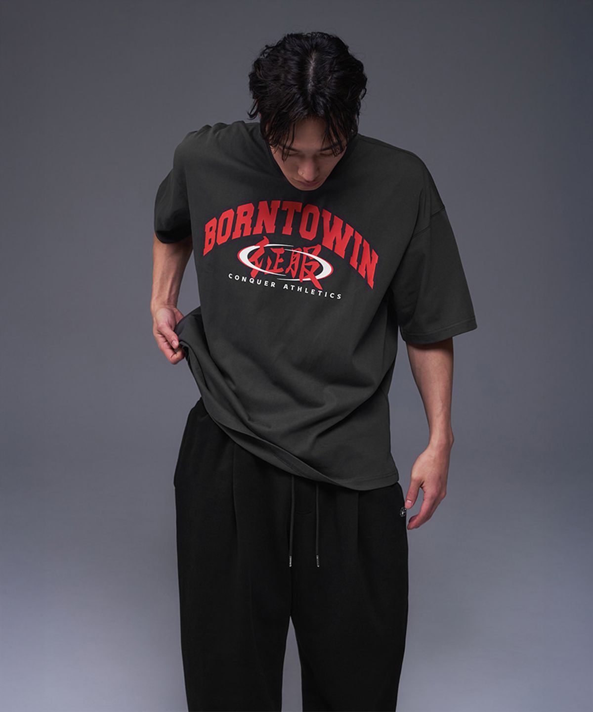 본투윈(BORN TO WIN) CONQUER ATHLETICS SEMI OVER FIT T-SHIRTS [CHARCOAL]