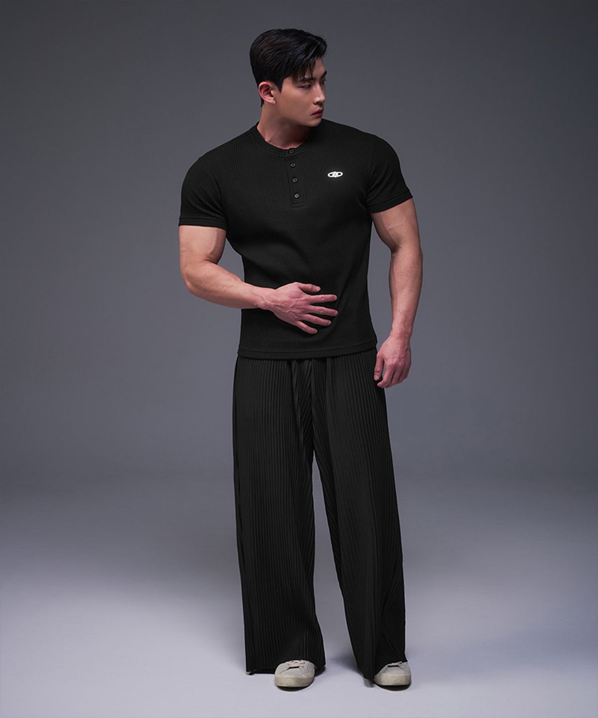 본투윈(BORN TO WIN) B PENDANT HENRY NECK MUSCLE FIT T-SHIRTS [BLACK]