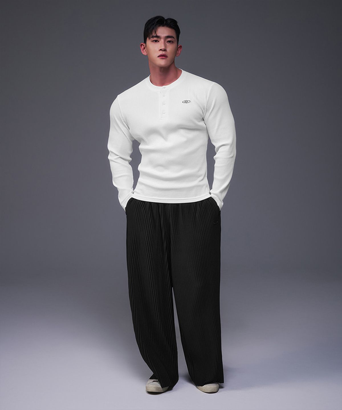 본투윈(BORN TO WIN) B PENDANT HENRY NECK MUSCLE FIT LONG SLEEVE [WHITE]