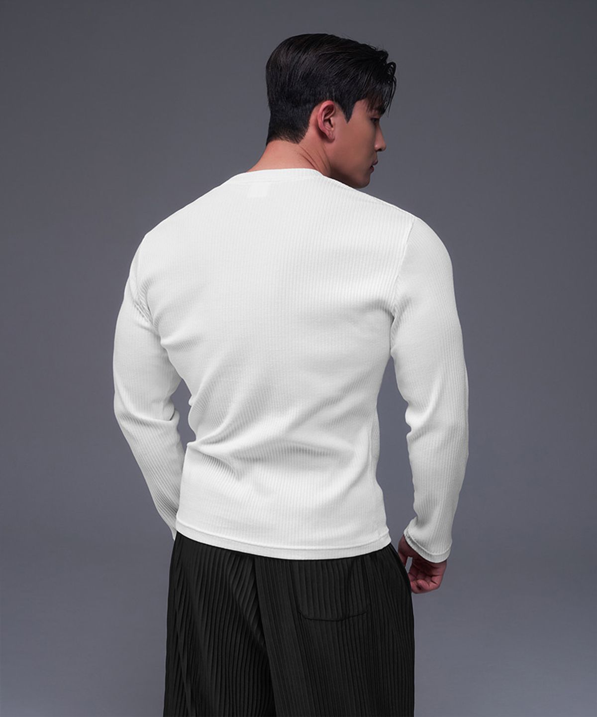 본투윈(BORN TO WIN) B PENDANT HENRY NECK MUSCLE FIT LONG SLEEVE [WHITE]