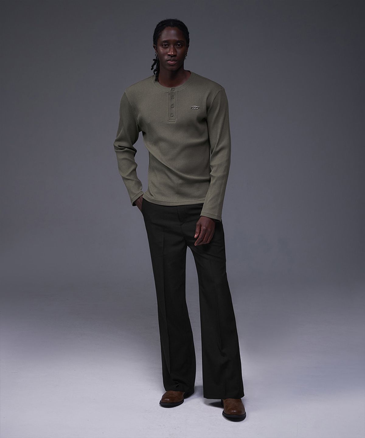 본투윈(BORN TO WIN) B PENDANT HENRY NECK MUSCLE FIT LONG SLEEVE [KHAKI]