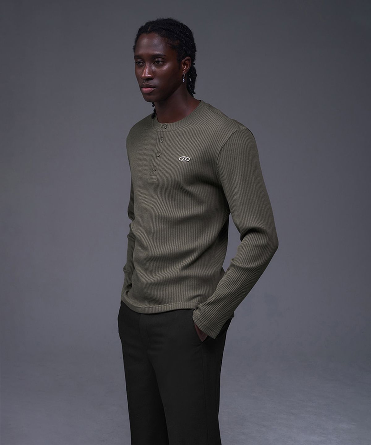 본투윈(BORN TO WIN) B PENDANT HENRY NECK MUSCLE FIT LONG SLEEVE [KHAKI]