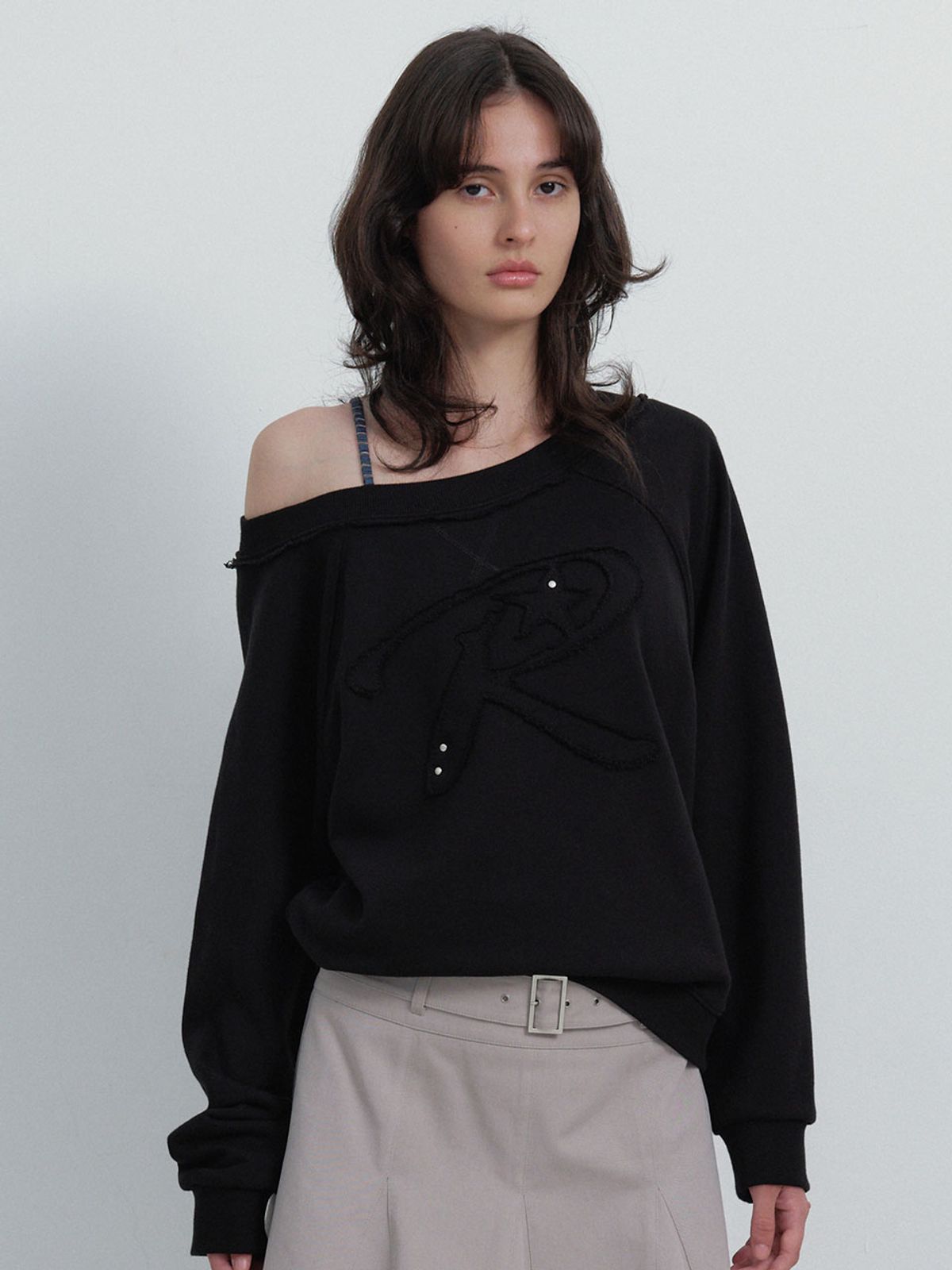 레이브(RAIVE) Off-shoulder Applique Sweatshirt VW6SE145_2color