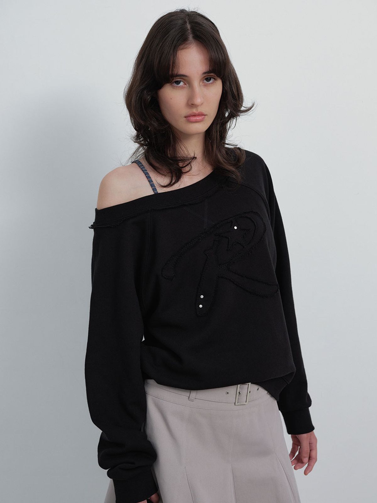 레이브(RAIVE) Off-shoulder Applique Sweatshirt VW6SE145_2color