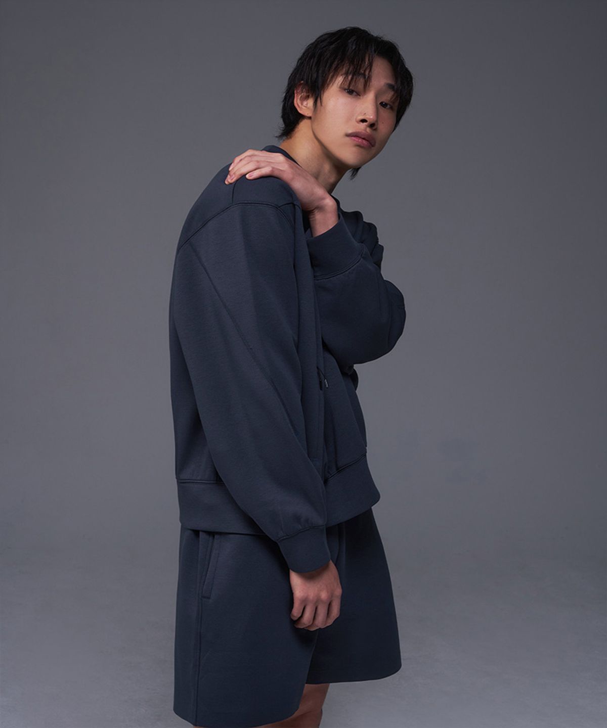 본투윈(BORN TO WIN) SYMBOL B TECH CREWNECK [NAVY]