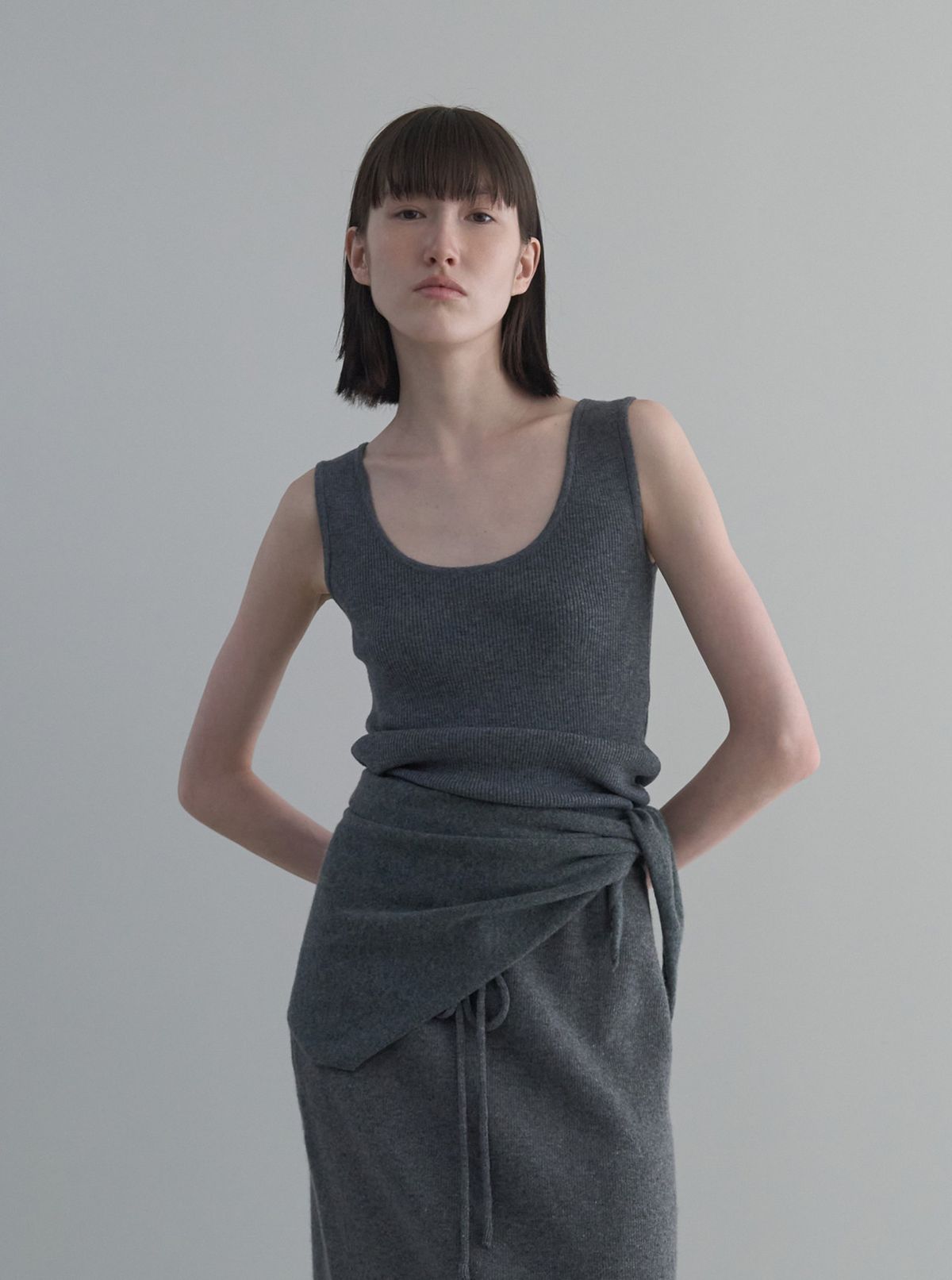 디에토(DEETO) Thin U-Neck Ribbed Sleeveless [GREY]