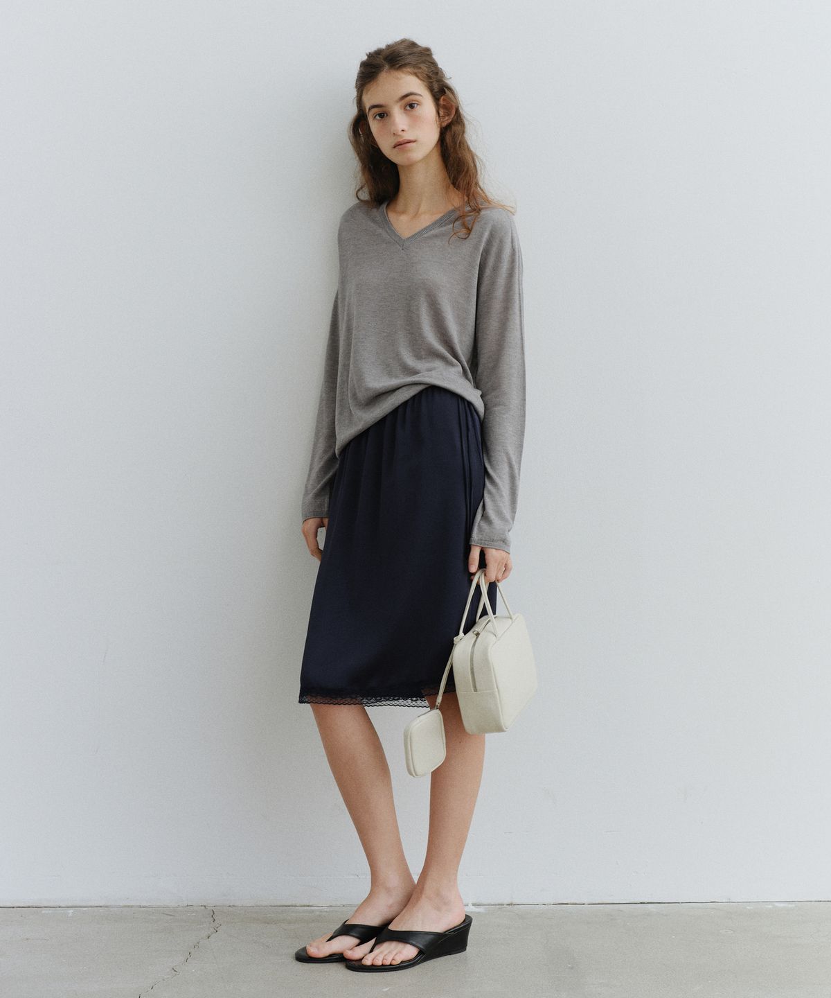 유라고(URAGO) Tencel wool V-neck knit