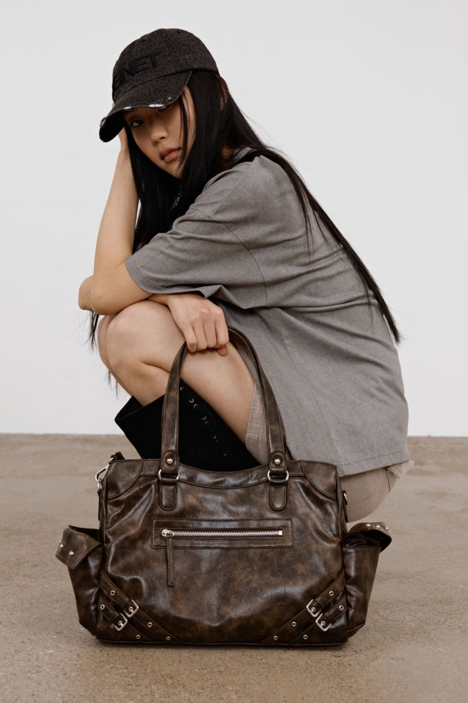 MUSINSA公式 | DEINET VINTAGE CRACK STUD POCKET BIG BAG IN DARK BROWN