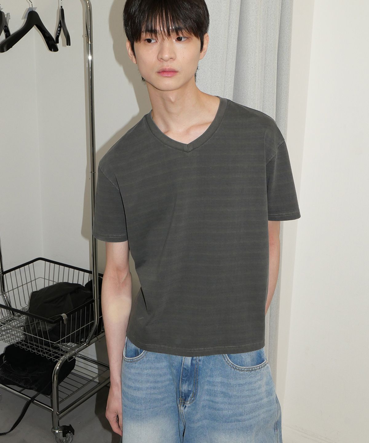 인템포무드(INTEMPOMOOD) 뮤트 스트라이프 브이넥 티셔츠 : 2컬러