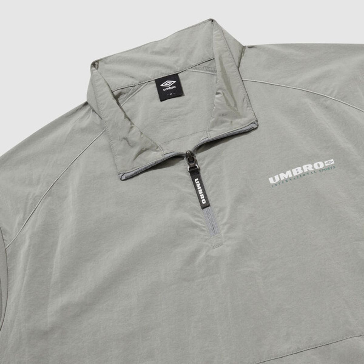 엄브로(UMBRO) 클래식 플러스 스탠넥 아노락 그레이 UR121CWT33