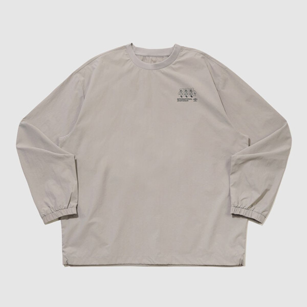 엄브로(UMBRO) 팝러쉬 더비독 그래픽 긴팔 피스테 베이지 UR121CWT35