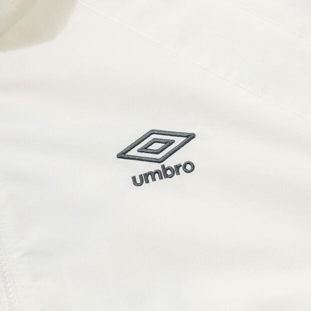 엄브로(UMBRO) 팝러쉬 컬러블럭 스탠넥 바람막이 자켓 아이보리 UR123CJK34