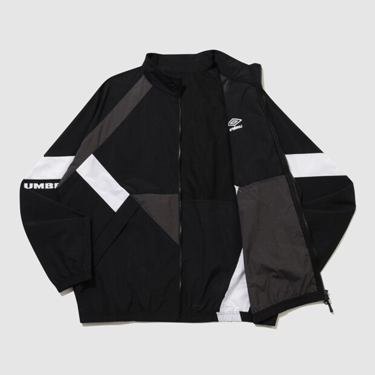 엄브로(UMBRO) 팝러쉬 컬러블럭 스탠넥 바람막이 자켓 블랙 UR123CJK34