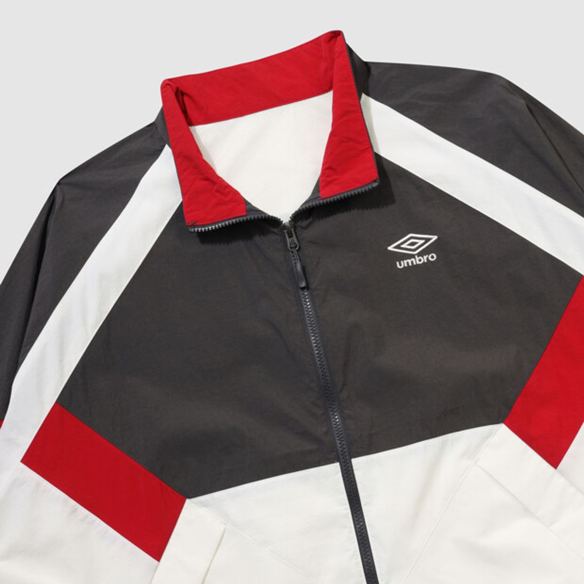 엄브로(UMBRO) 팝러쉬 컬러블럭 스탠넥 바람막이 자켓 차콜 UR123CJK34