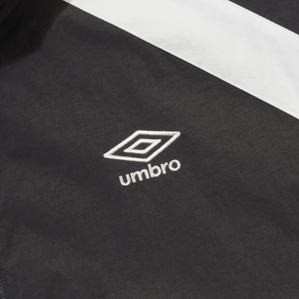 엄브로(UMBRO) 팝러쉬 컬러블럭 스탠넥 바람막이 자켓 차콜 UR123CJK34