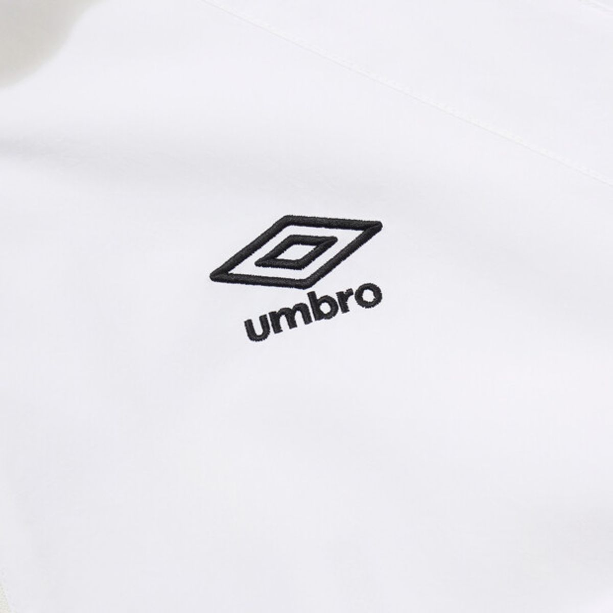 엄브로(UMBRO) 팝러쉬 컬러블럭 스탠넥 바람막이 자켓 화이트 UR123CJK34