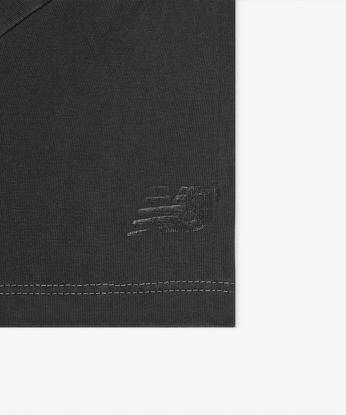 뉴발란스(NEW BALANCE) NBNEG2W412 / WOMEN 에센셜 중앙레터 반팔티 (CHARCOAL)