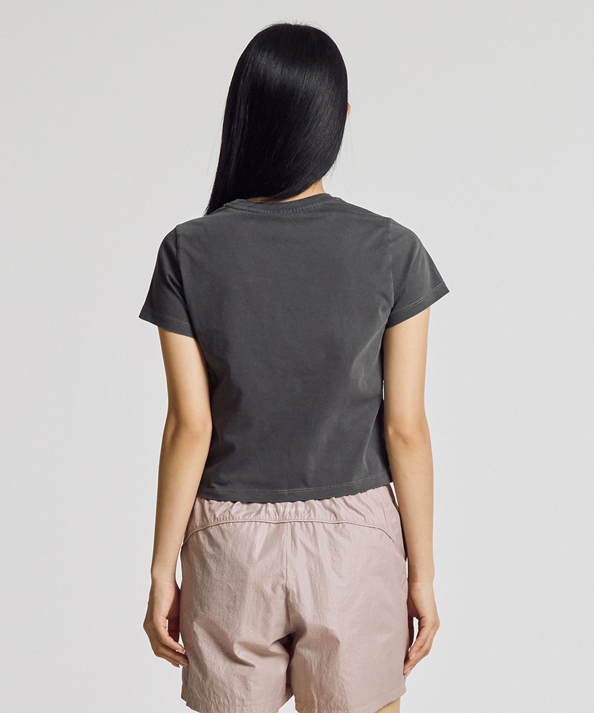 뉴발란스(NEW BALANCE) NBNEG2W412 / WOMEN 에센셜 중앙레터 반팔티 (CHARCOAL)