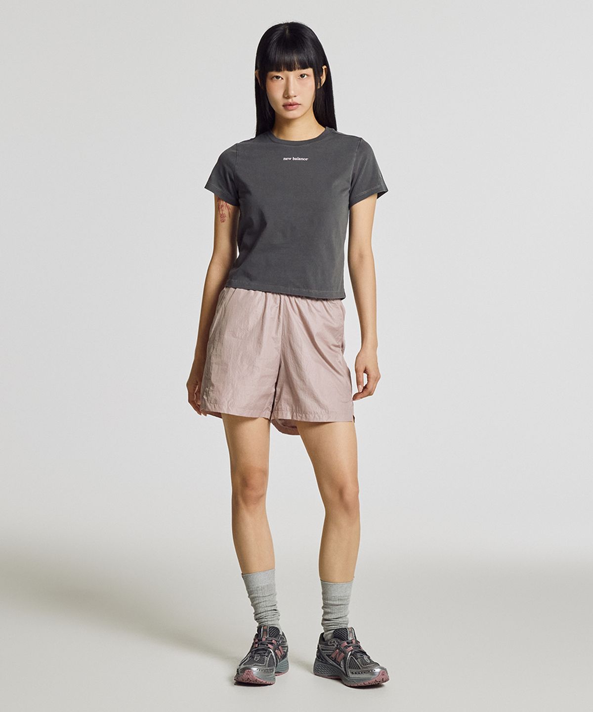 뉴발란스(NEW BALANCE) NBNEG2W412 / WOMEN 에센셜 중앙레터 반팔티 (CHARCOAL)