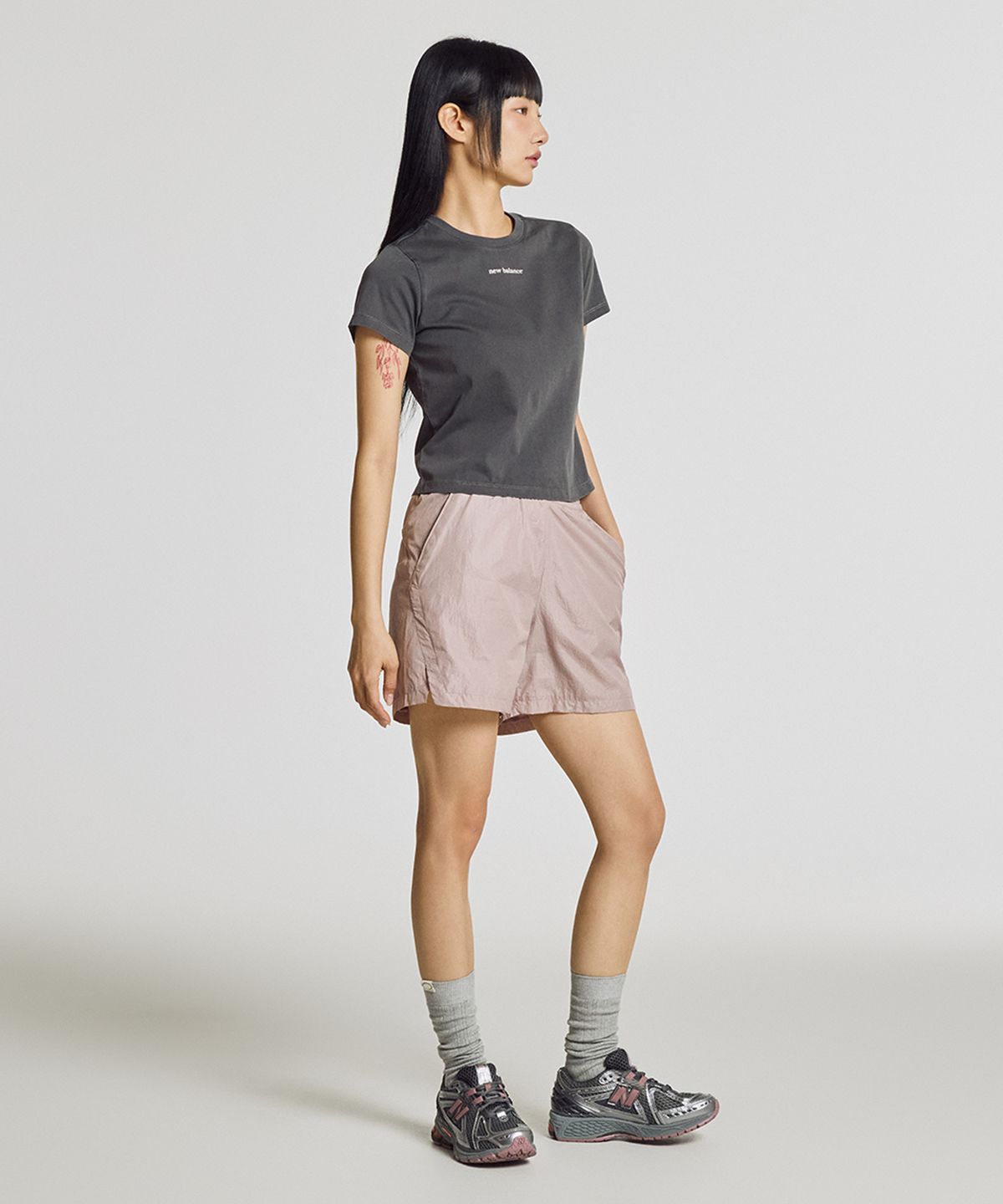 뉴발란스(NEW BALANCE) NBNEG2W412 / WOMEN 에센셜 중앙레터 반팔티 (CHARCOAL)