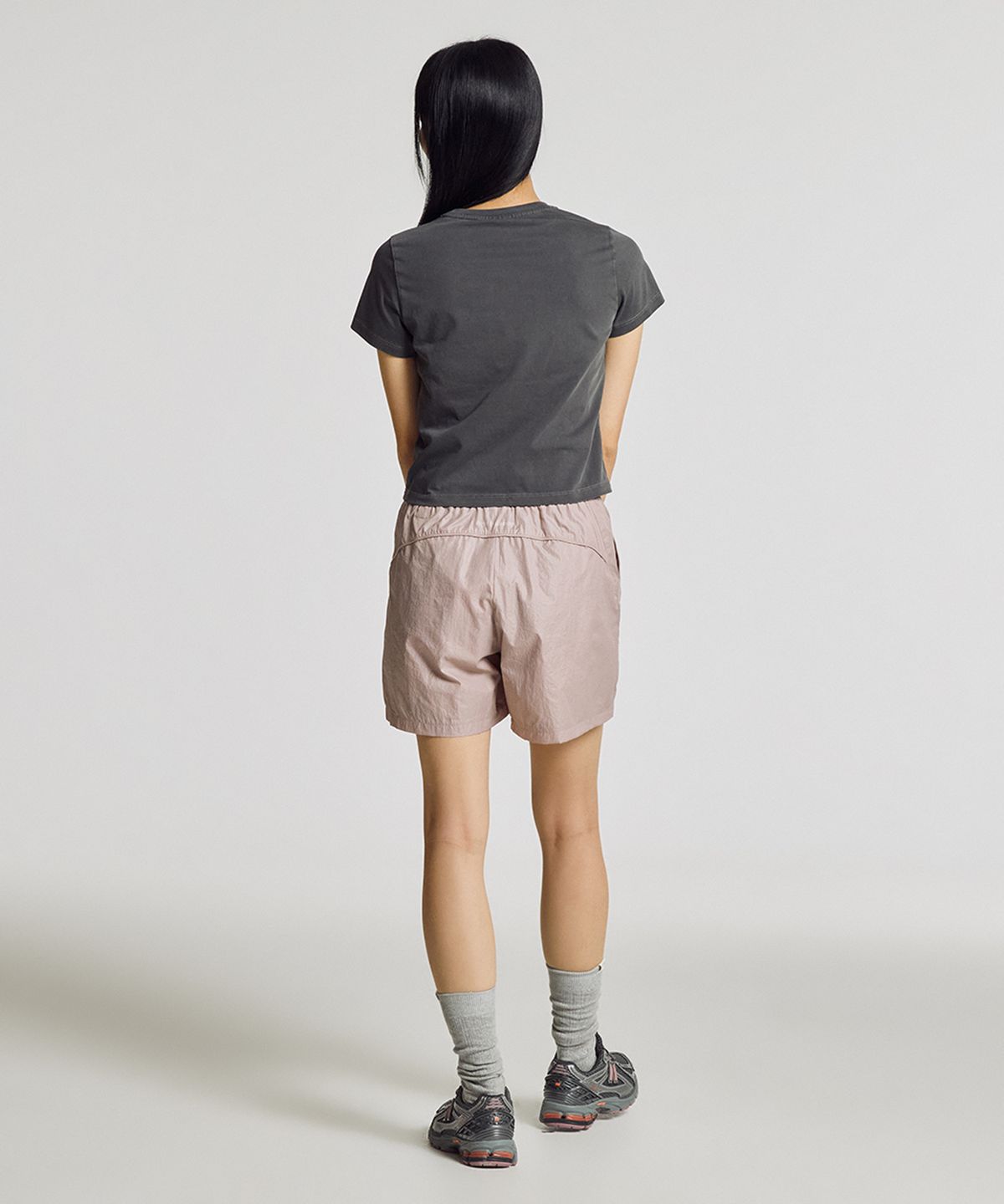 뉴발란스(NEW BALANCE) NBNEG2W412 / WOMEN 에센셜 중앙레터 반팔티 (CHARCOAL)