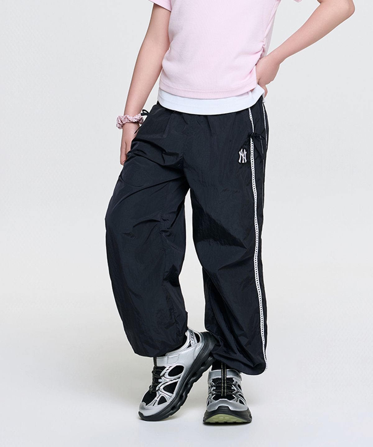 엠엘비 키즈(MLB KIDS) 스포티브 걸즈 레이스 와이드 조거 우븐팬츠 NY (Black)