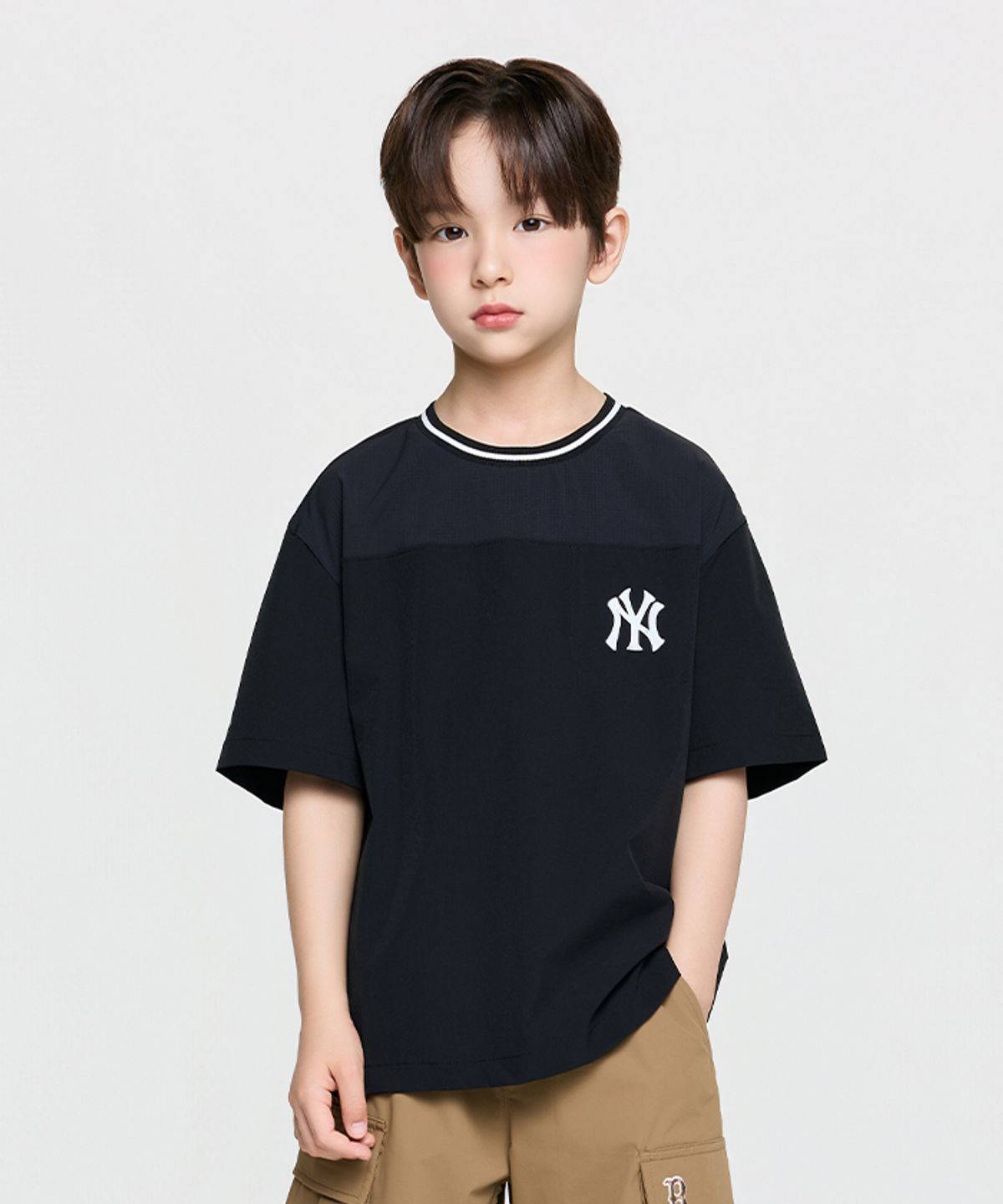 엠엘비 키즈(MLB KIDS) 스트릿 베이직 우븐 V넥 티셔츠 NY (Black)