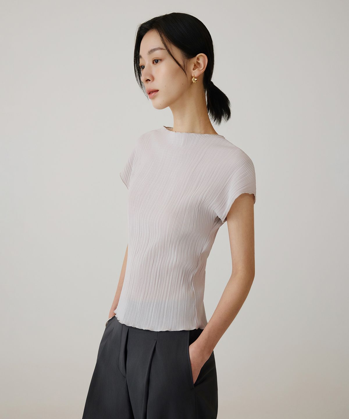 시야쥬(SIYAZU) SITP5272 반팔 버튼 플리츠 탑_Light gray