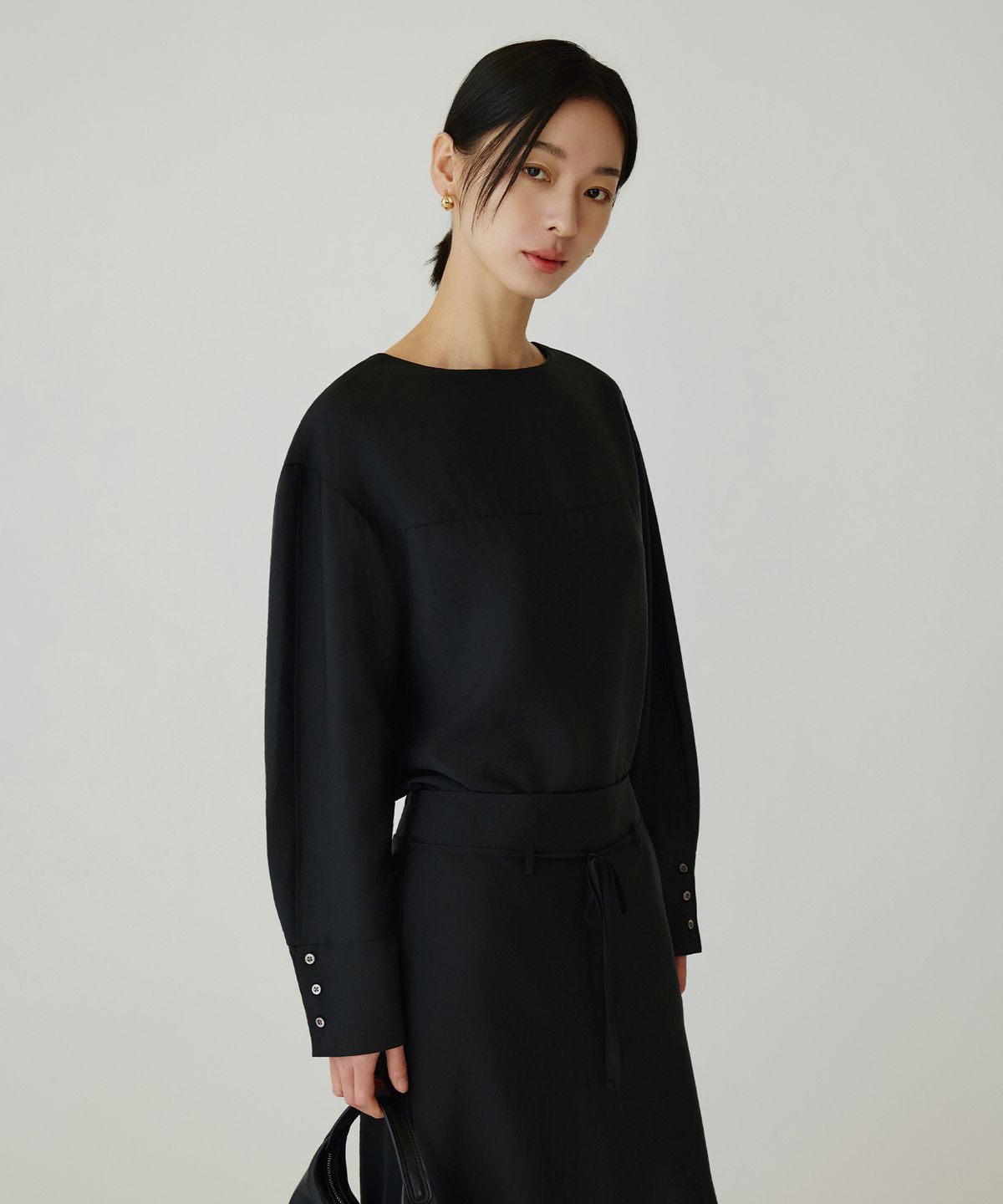 시야쥬(SIYAZU) SITP5261 보트넥 미니멀 블라우스_Black