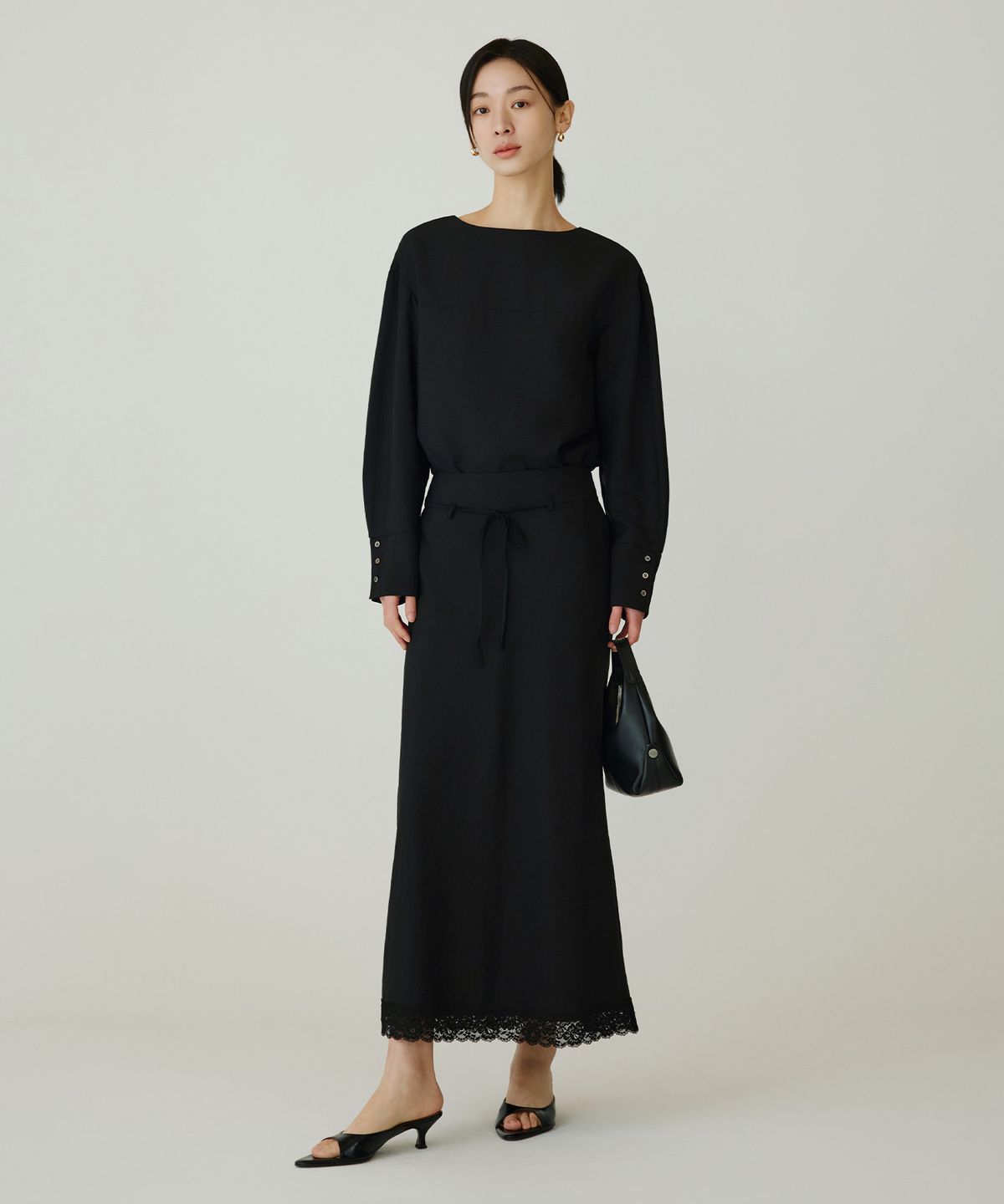 시야쥬(SIYAZU) SITP5261 보트넥 미니멀 블라우스_Black