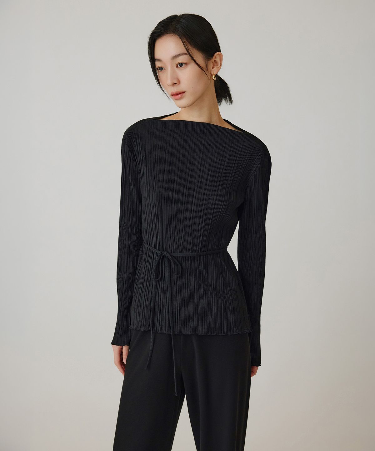 시야쥬(SIYAZU) SITP5255 스트링 플리츠 탑_Black