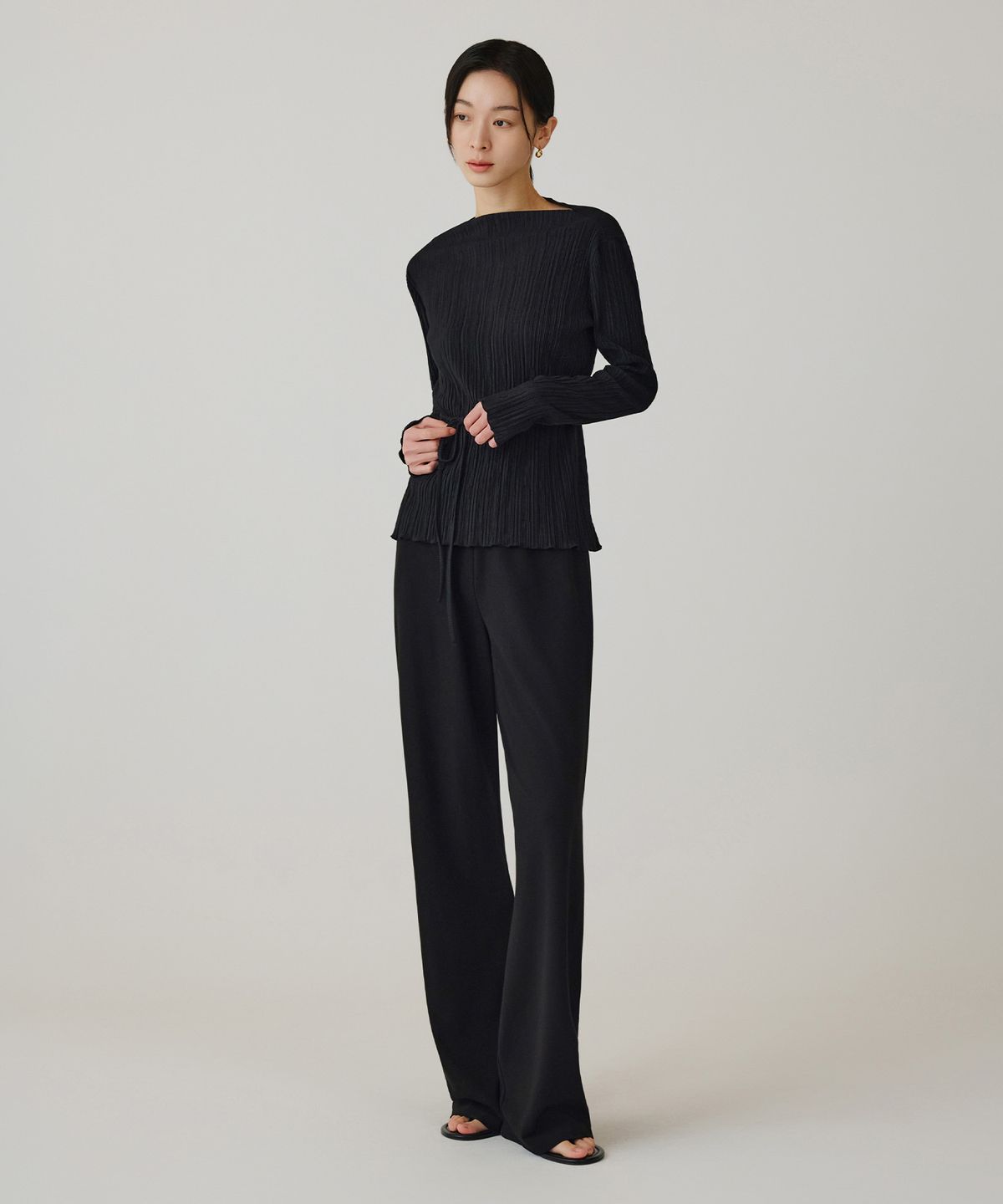 시야쥬(SIYAZU) SITP5255 스트링 플리츠 탑_Black