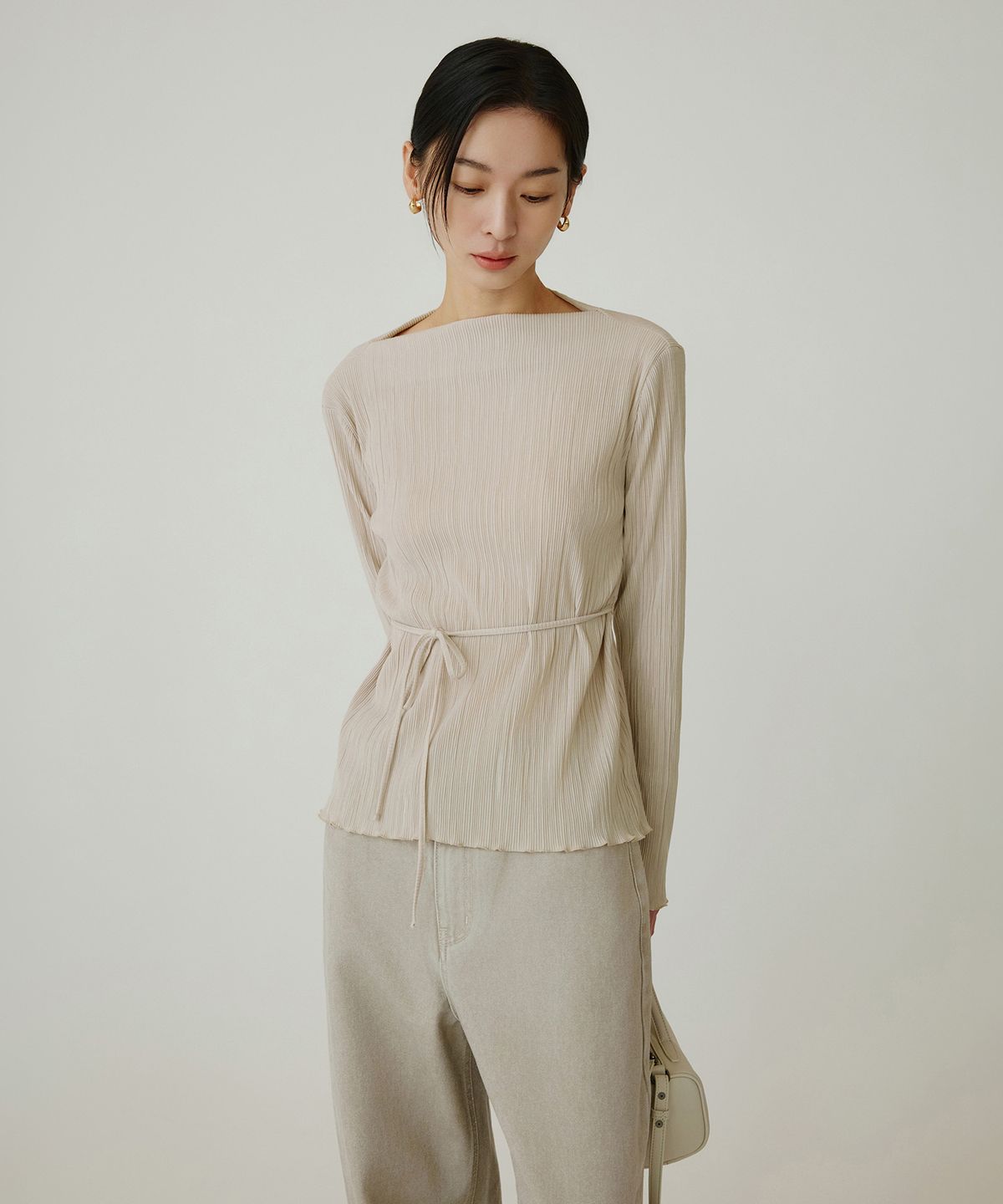 시야쥬(SIYAZU) SITP5255 스트링 플리츠 탑_Beige