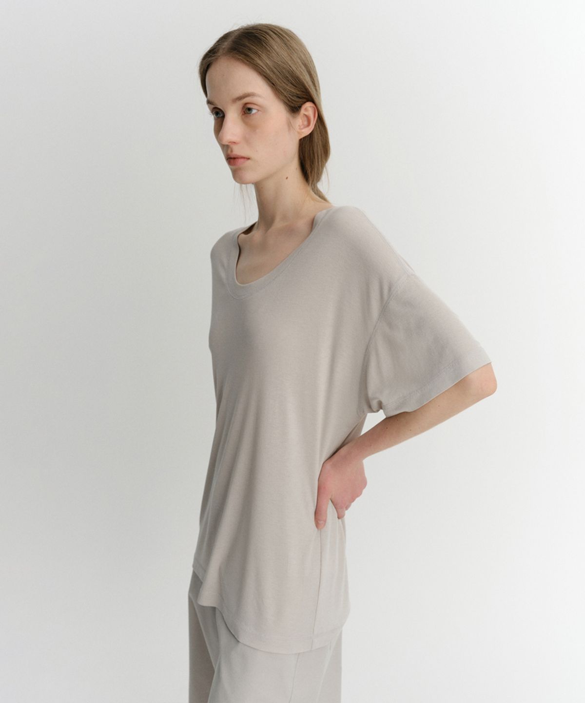 이아(EAAH) SILK RIB U NECK T-SHIRT (BEIGE)