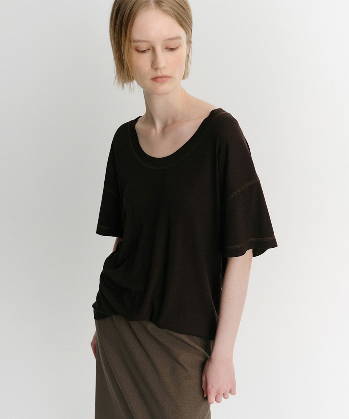 이아(EAAH) SILK RIB U NECK T-SHIRT (DARK BROWN)
