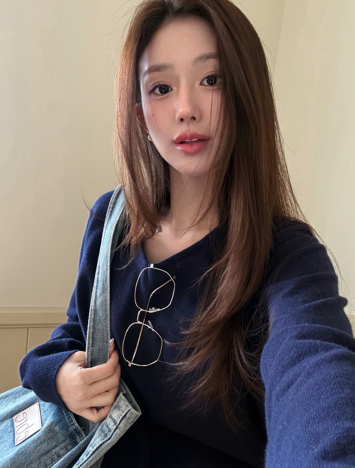 에브레(EBRE) 파인울 브이넥니트 네이비