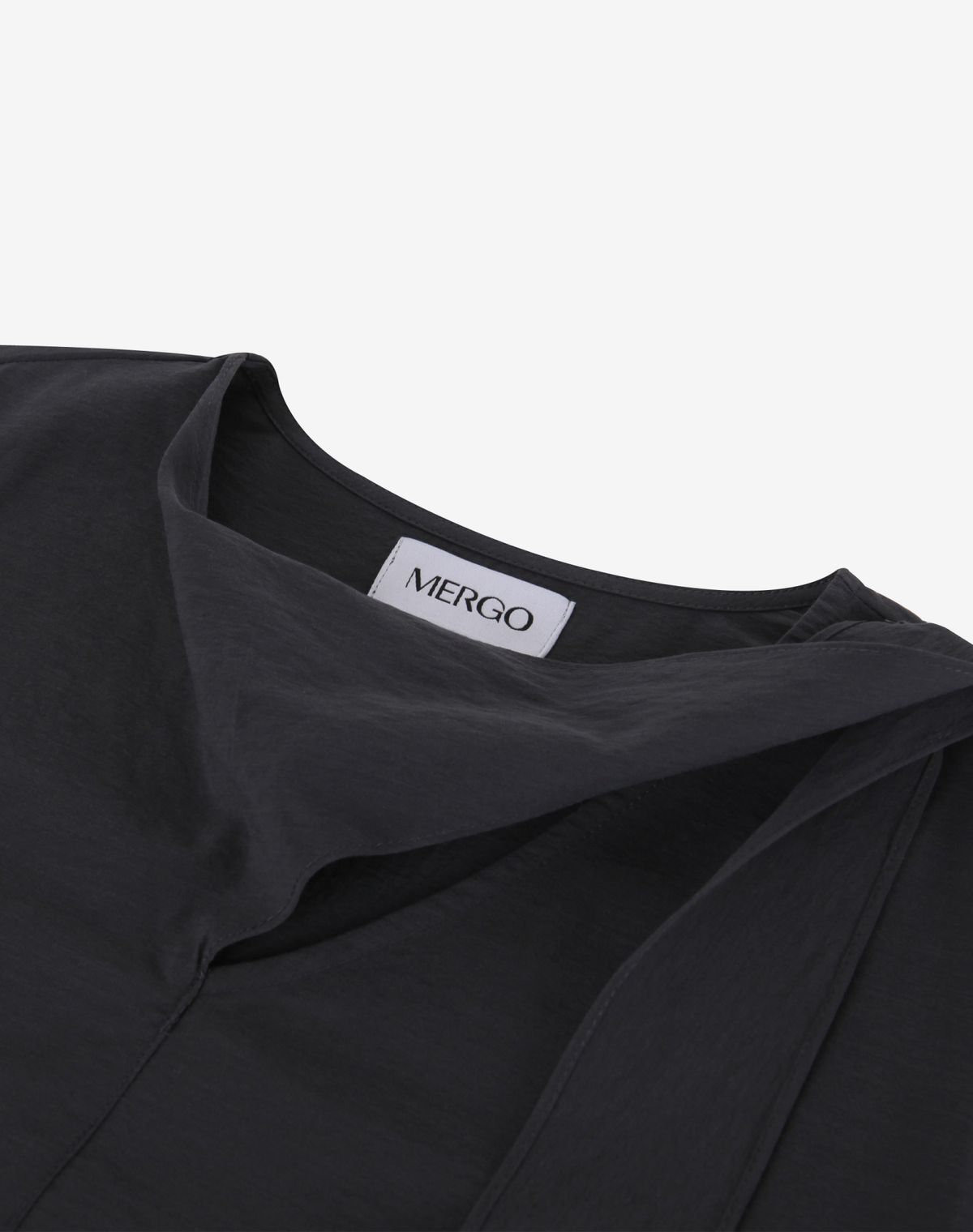 메르고(MERGO) 우먼 넥 스트랩 실크 코튼 블라우스 [차콜]