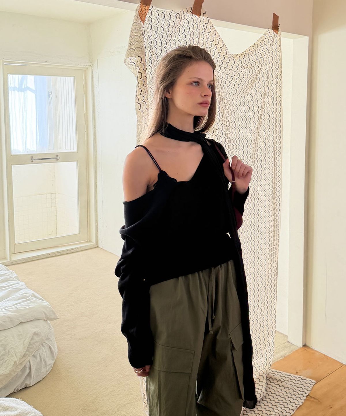 어패럴아카이브(APPAREL ARCHIVE) Peed deep v-neck knit - Black