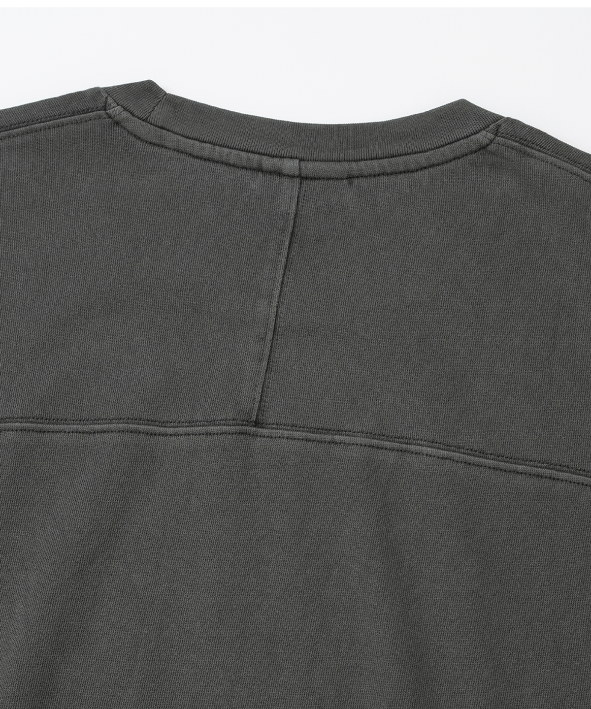 엑스오엑스(XOX) 피그먼트 워싱 뒷절개 반팔 티셔츠[CHARCOAL]