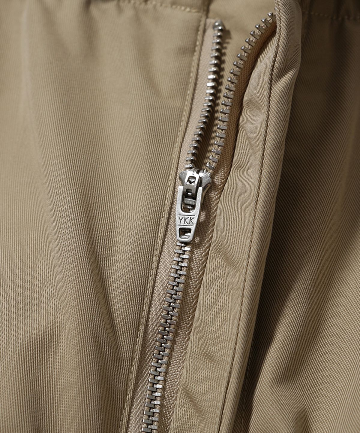 모이프(MOIF) [SS26] COMFY SKATER PANTS / PALE KHAKI