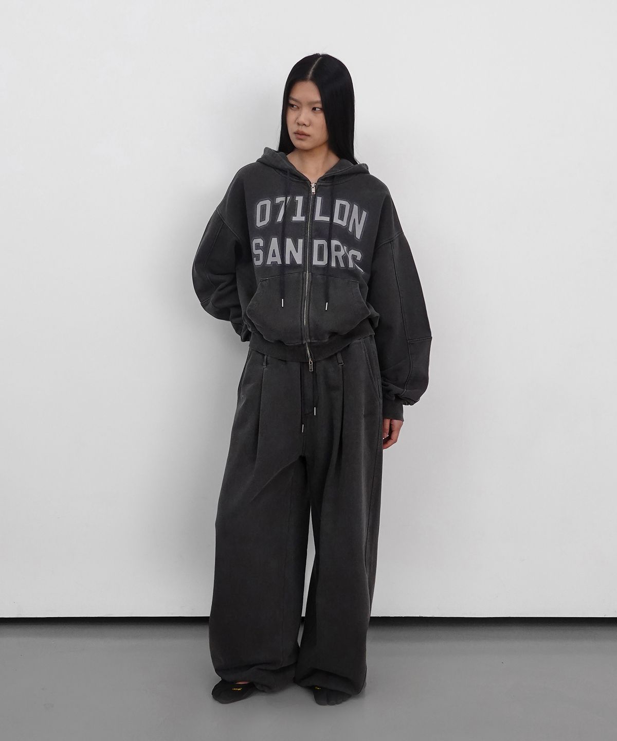 샌드릭(SANDRIC) PIGMENT OVERFIT HOOD ZIP UP_CHARCOAL